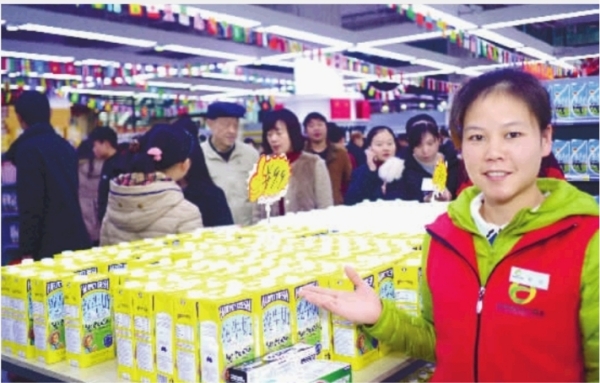  12月19日，金霞保税店开业首日，保税店内人气爆棚，进口牛奶受市民热捧。   记者 范远志 摄