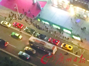 广州五辆豪车堵公交站台导致公交无法进站（图）