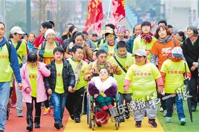 重庆：28名矮小人成功挑战16公里马拉松（图）