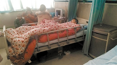 两人在封闭密室烧炭取暖疑一氧化碳中毒1死1伤