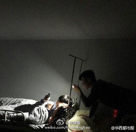上铺兄弟为其举灯照明