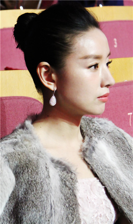 <a class='mz' href='http://star.ifensi.com/s17/' title ='董洁' onmouseover='onover(17)'  alt ='董洁' ><p  align=