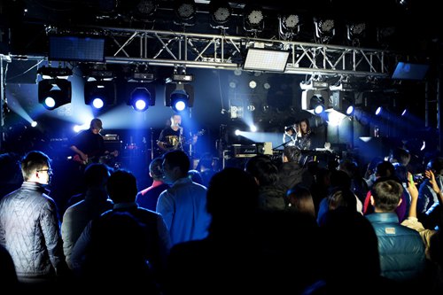 光音乐团现场演出