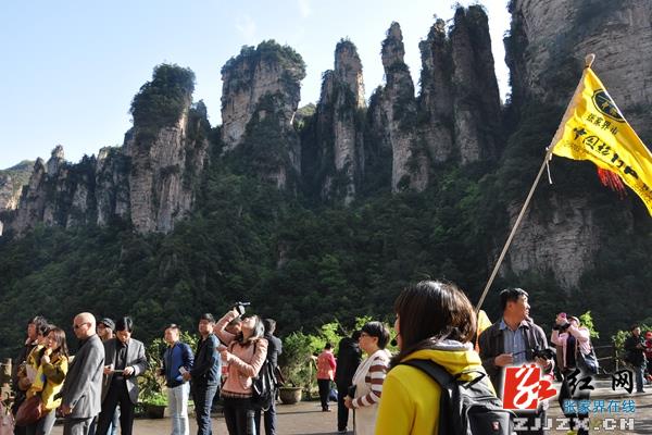 张家界启动“我为家人做导游”活动  黄龙洞等十家旅企亮“绿灯