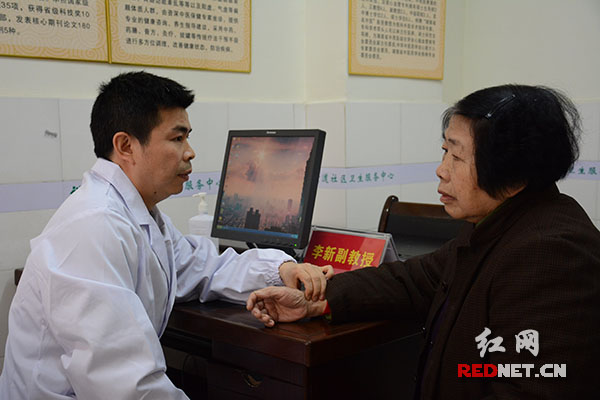 专家正在给居民看诊