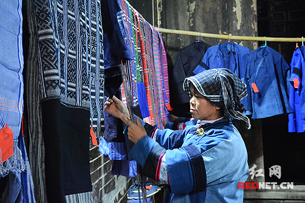 瑶族织锦。瑶族村民目前还完好地保存着用织布机自制日常生活用品和服饰的习惯，主要织锦有八宝被、围裙带、背带等。