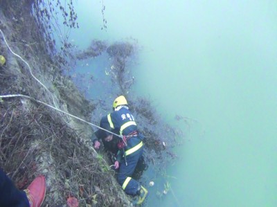 7旬老人散步因雾太大掉入河中 河水已淹至胸口