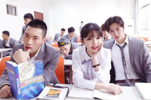 史上最幸福女同学 26+1男神班走红网络