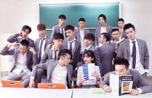 史上最幸福女同学 26+1男神班走红网络