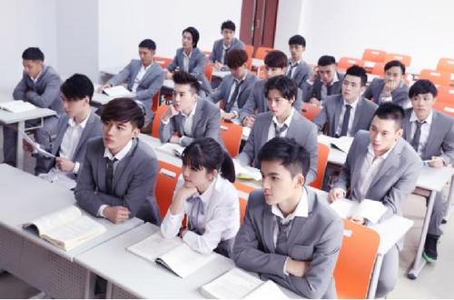 史上最幸福女同学 26+1男神班走红网络