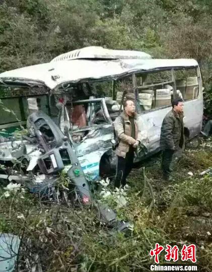 湖北一中巴车被货车撞下山沟致1死15伤
