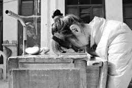 脑瘫女孩开网店收入十余万 用鼻尖点手机回留言