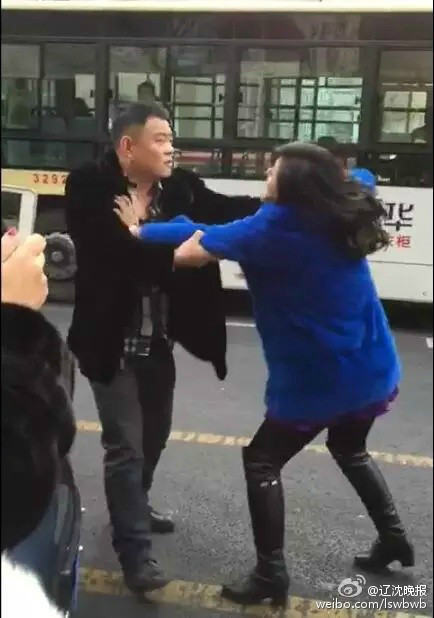 女子为让老公买40万紫貂大衣趴豪车上