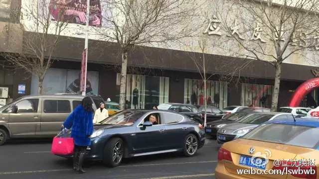 女子为让老公买40万紫貂大衣趴豪车上