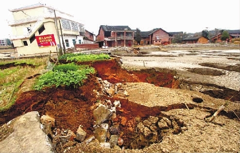 12月21日，在邵东县的黄陂桥乡，房屋塌陷，当地紧急疏散安置村民。