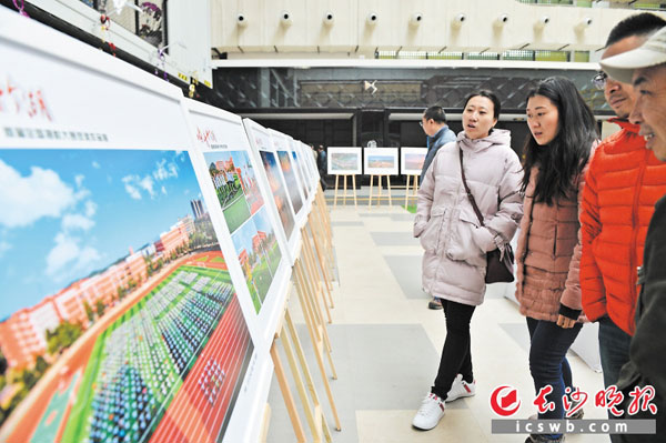 昨日上午，“印象青竹湖”首届全国摄影展在芒果汽车生活体验馆正式开展。 长沙晚报记者 邹麟 摄