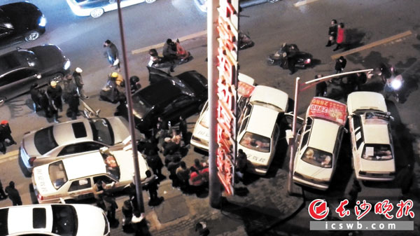 昨晚，8辆小车发生连环碰撞，图为事故现场。 长沙晚报读者 何华 摄