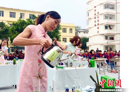 广西一中学将茶艺教学搬上课堂将编写教材规范授课