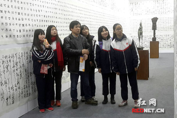学生们参观书法作品。