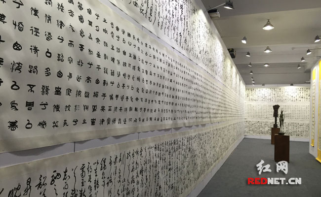 正在湖南艺博会上展出的作品将亮相文化部在纽约举办的猴年春节艺术展。