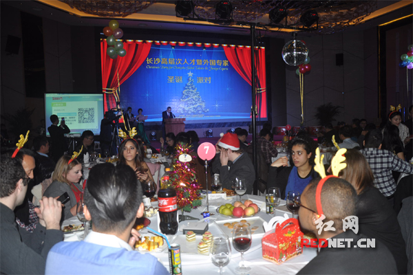 长沙市人社局邀请高层次人才和外国专共迎圣诞和新年。