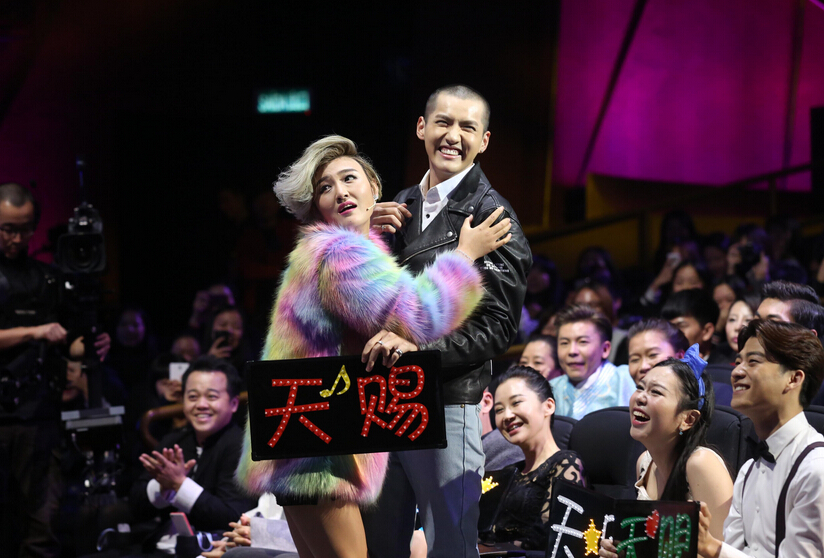 《笑傲江湖》吴亦凡遭女粉丝熊抱 化身粉丝为