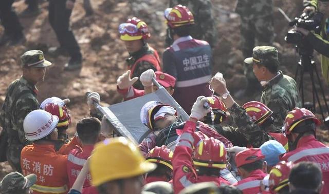 深圳滑坡1名19岁小伙获救 坑洞中还有1名女性