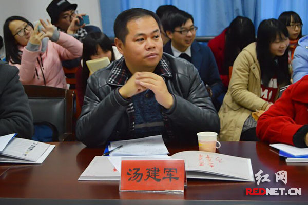 湖南省社科联副主席汤建军做总结发言。