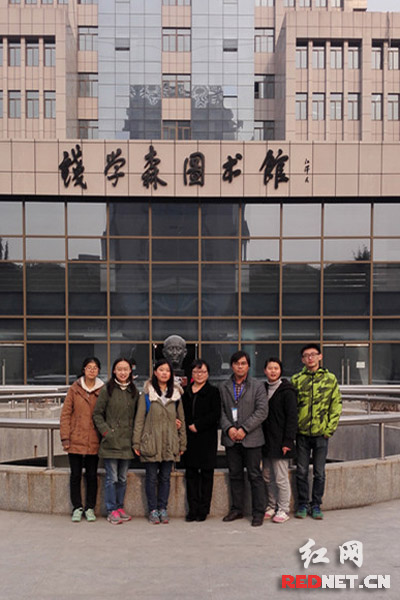 　景炎1：校长范希娟和就读西安交大少年班的景炎学子一起合影。