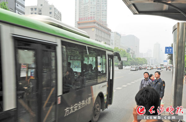 此次多条公交线路临时调整，市民需要注意停靠站变化，以免耽误行程。长沙晚报记者 邹麟 摄