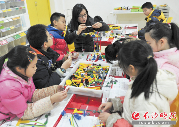 大同二小的创意模型室内，孩子们在老师的精心指导下进行科教创意模型的拼装。长沙晚报记者 王志伟 摄