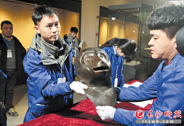昨日下午，长沙博物馆工作人员正在点交圆明园猴首铜像。长沙晚报记者 石祯专 摄