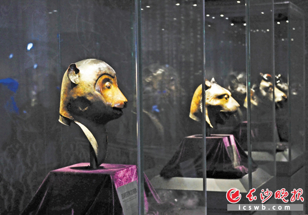 昨日，包括圆明园四兽首在内的各种珍贵文物已经放进展柜。长沙晚报记者 石祯专 摄