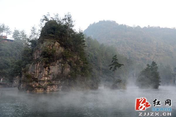 张家界宝峰湖圣诞节现“悬湖山”仙境