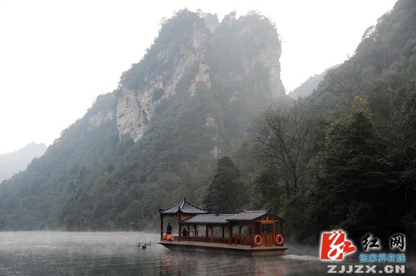 张家界宝峰湖圣诞节现“悬湖山”仙境