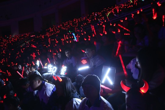 霸道“和尚”演唱会包场求婚，削发明志豪送钻戒
