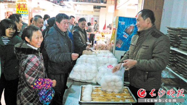 在史智勤位于开福区的馒头店里，来自德州、乐陵的媒体对他的英雄事迹进行深入挖掘采访，热闹的场面吸引很多市民关注。 长沙晚报记者 朱敏 摄