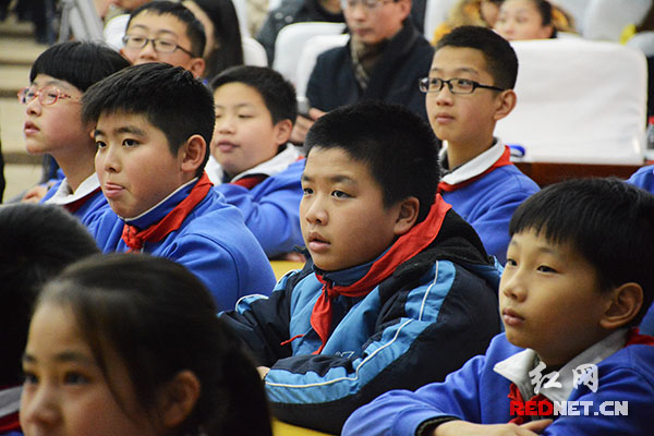 学生认真听讲。