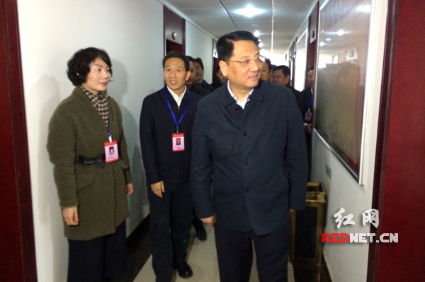 12月25日，湖南省副省长黄关春（右）到湖南省信访局调研工作并看望慰问信访干部。