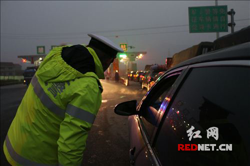  株洲支队民警劝导车辆