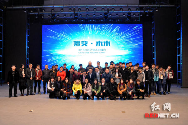 部分参会人员合影。