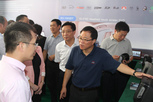 永州市委书记陈文浩（右二）在道县工业园调研。（资料图）