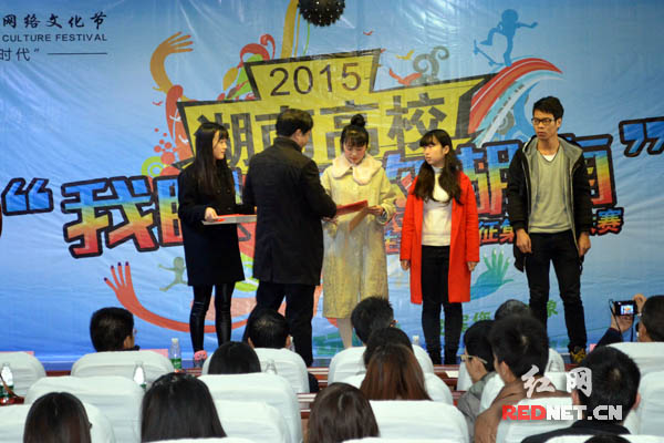 获奖学生上台领奖。