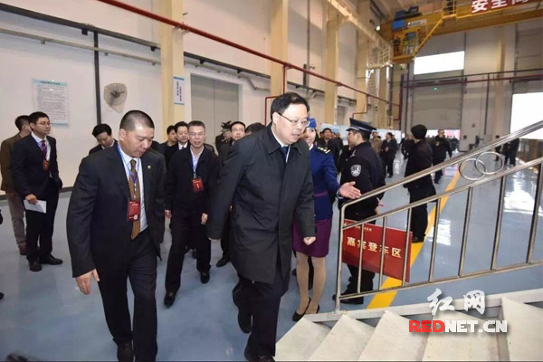 长沙磁浮列车试运行启动当天，湖南省副省长张剑飞（右一）一行登车体验。