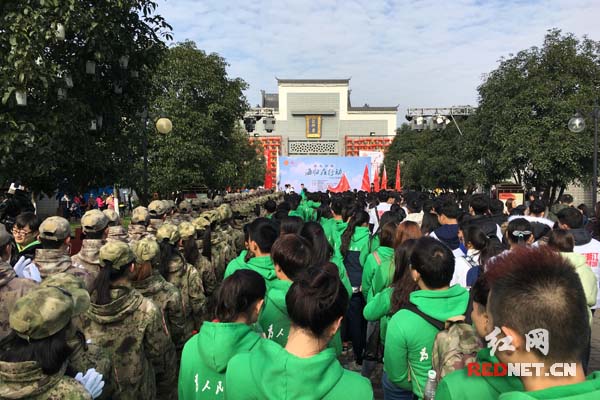 全民拾起最美湘江活动长沙举行 500余志愿者