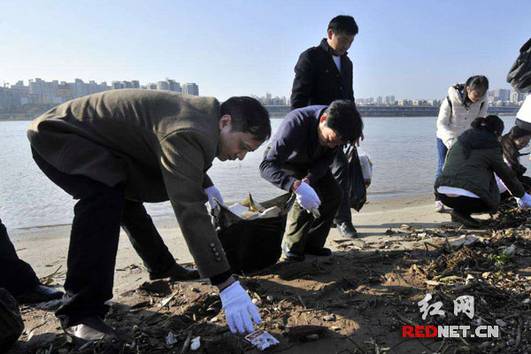 湖南省侨联党组成员、副主席、秘书长孙民生（左一）参加。　