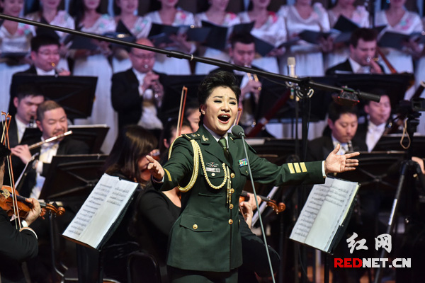 王丽达回乡举办音乐会 唱刘海哥也唱女兵