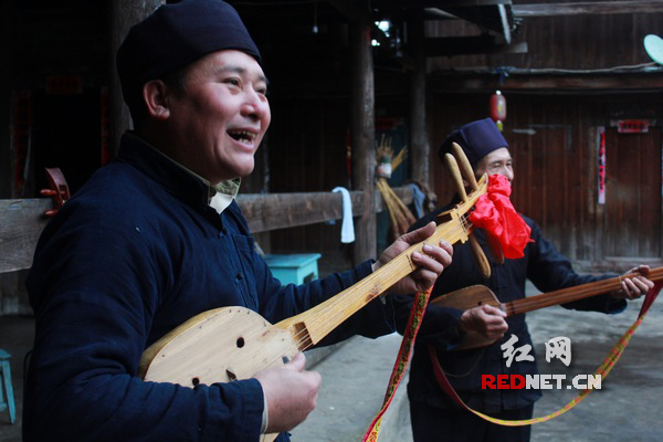 杨灿全（右）和徒弟演奏侗琵琶。