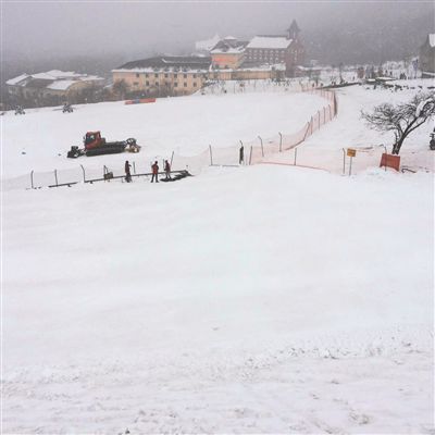 四川女子月夜景区滑雪 撞压雪机致昏迷(图)