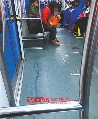 女子轻轨车厢为孩子把尿拒绝清理呛声批评者（图）